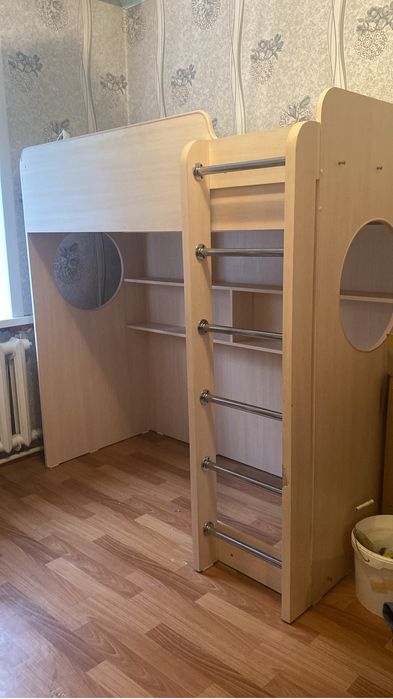 «Детская кровать-чердак с лестницей и полками (без матраса)»