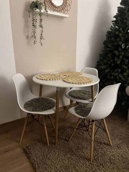 Masa rotunda cu 4 scaune