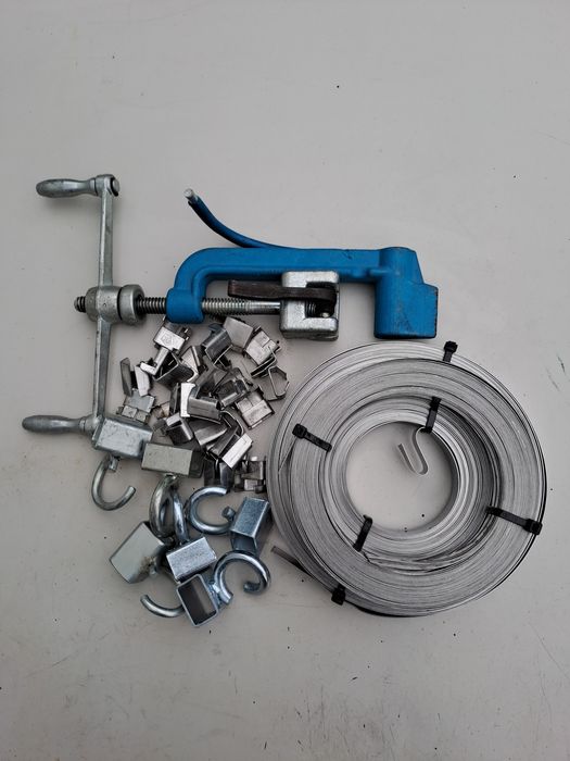 Dispozitiv pentru fixare al benzii de inox pe stâlpi