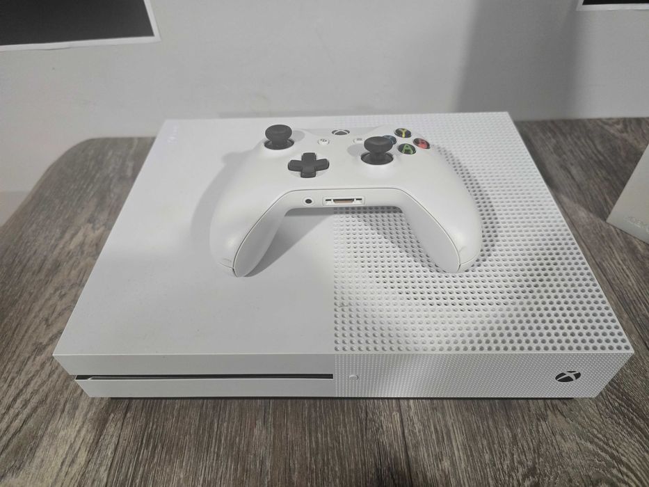 Лот конзоли Xbox (One S и Series S)