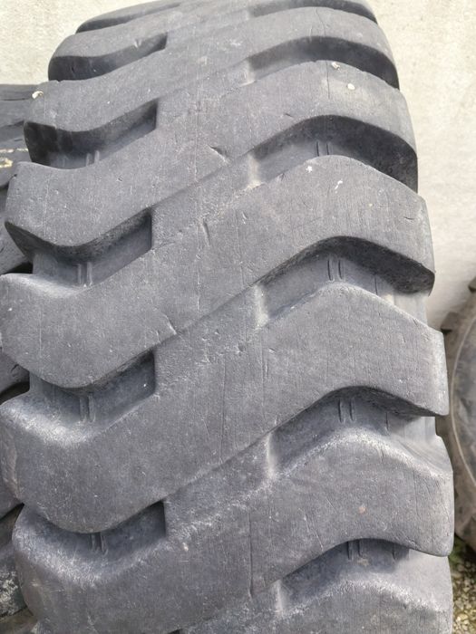 Vând  17.5 25 anvelope vola