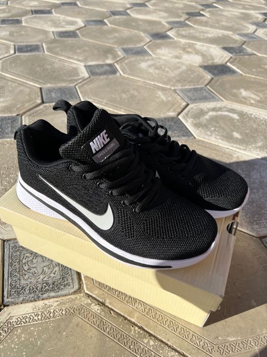 Продам женские кроссовки, новые, р.39