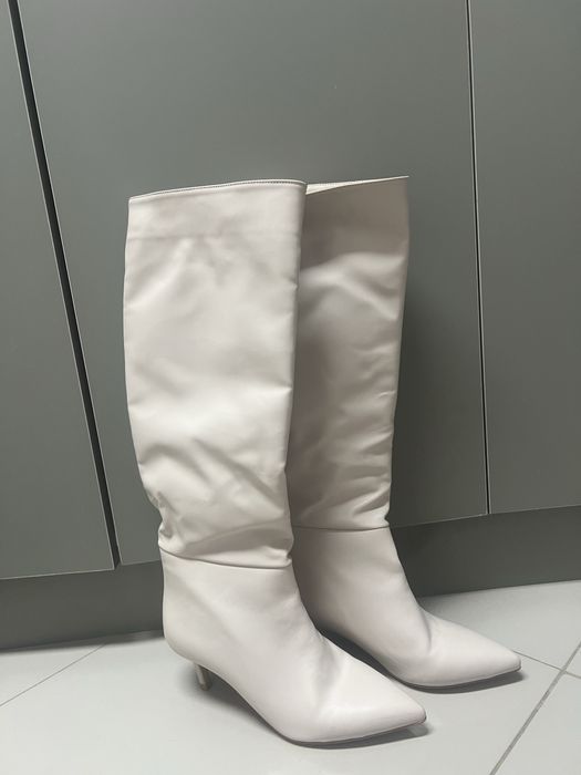 Продам новые сапоги трубы, молочного цвета