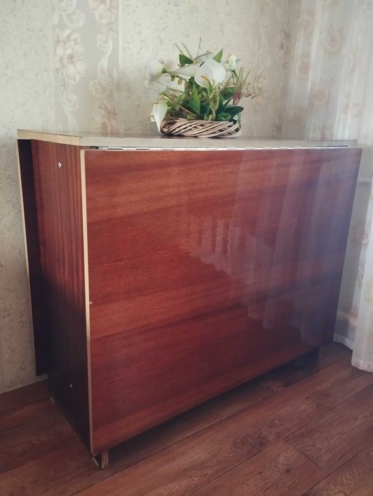 Продам стол-книжку.