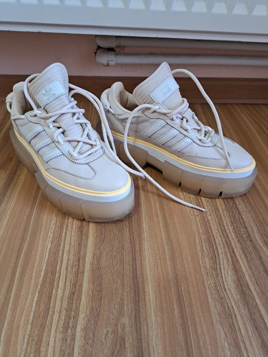 Încălțăminte adidas