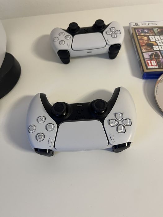 PS5 cu disc + 2 controllere originale + FIFA 23 & GTA 5 – impecabil