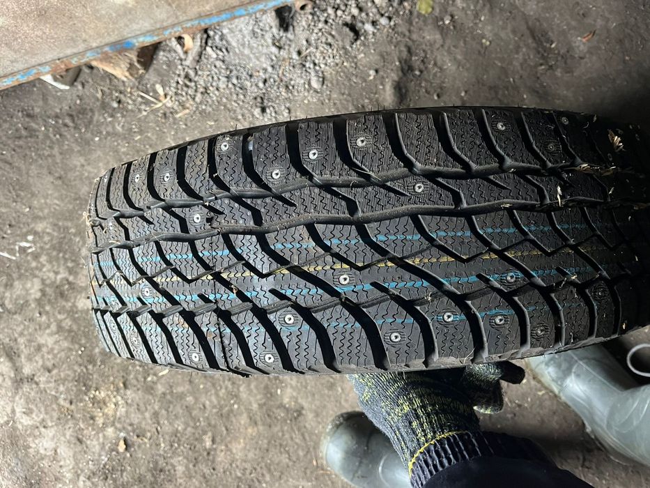 Продам балоны новые R 16 65х215 зимние шипованые