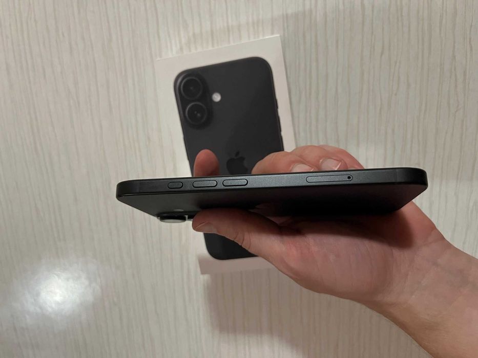 Iphone 16 с гаранция към Apple до Май 2026.
