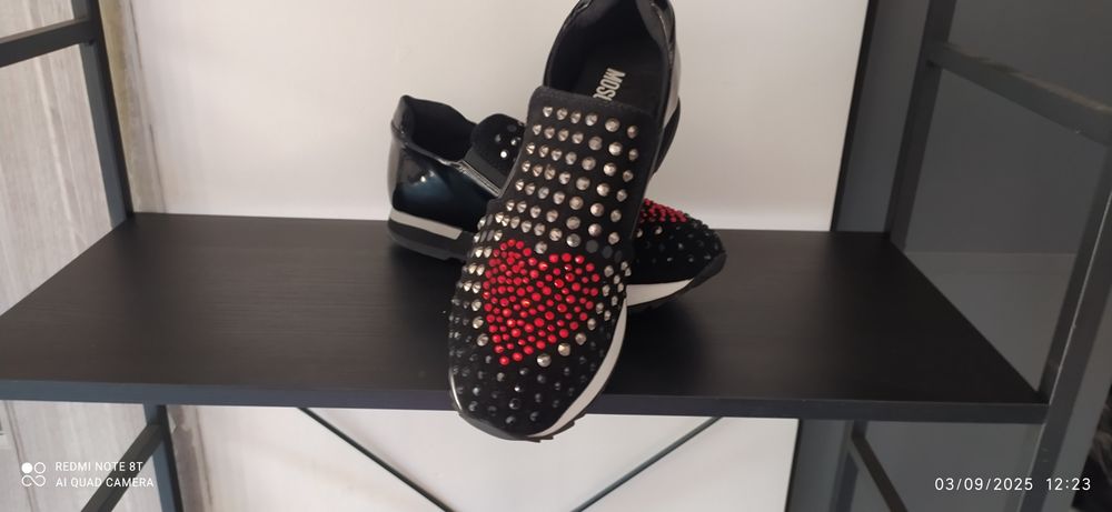 Vând adidași moschino aproape noi