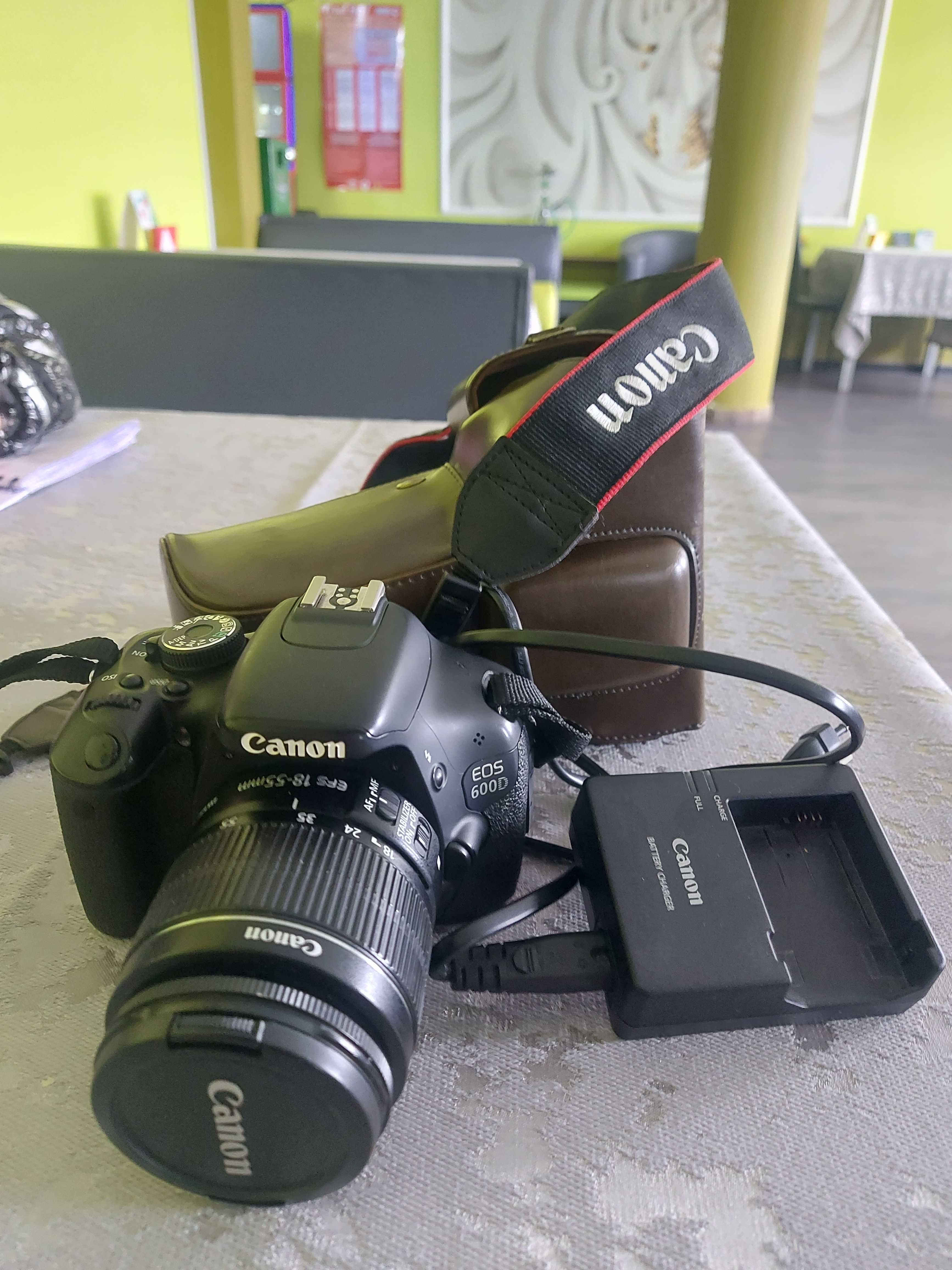 Camera foto canon EOS 600D+husa din piele retro +incarcator