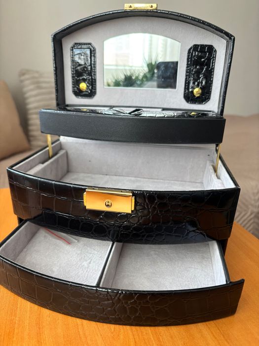 Кутия за бижута на три нива