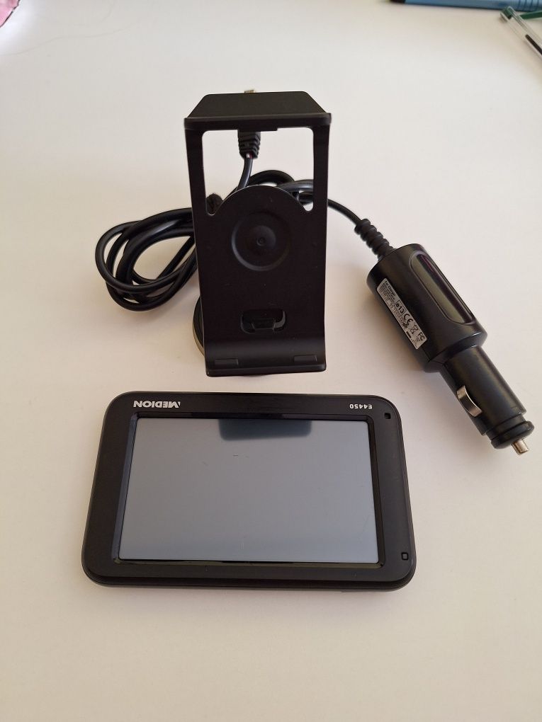 GPS Medion E4450 - Надежден пътен спътник с ясен дисплей