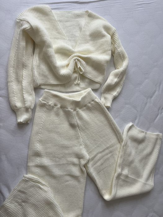 Set pulover decoltat si pantaloni