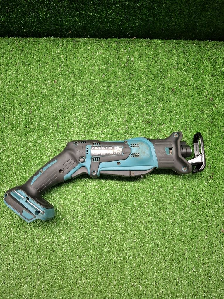 Саблен трион на Makita DJR183