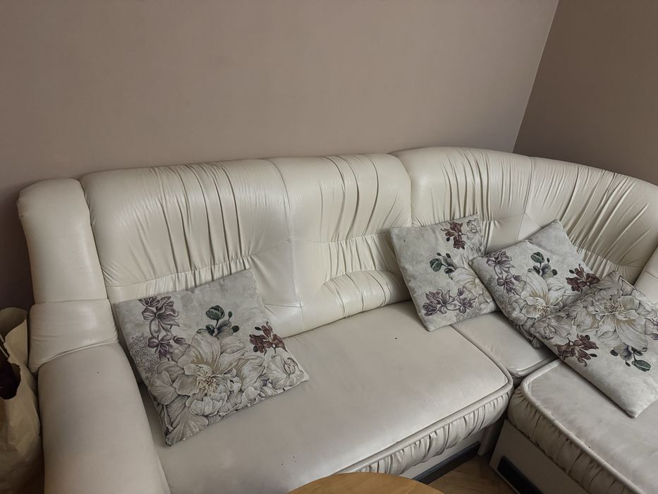 Бял Г - образен кожен диван