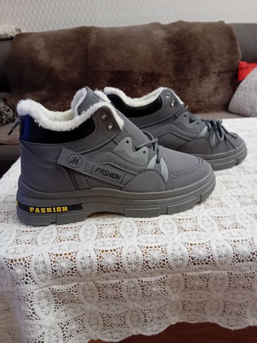 Топли, нови мъжки зимни боти