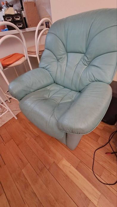 Подарявам  диван, два фотьойла, метална спалня.