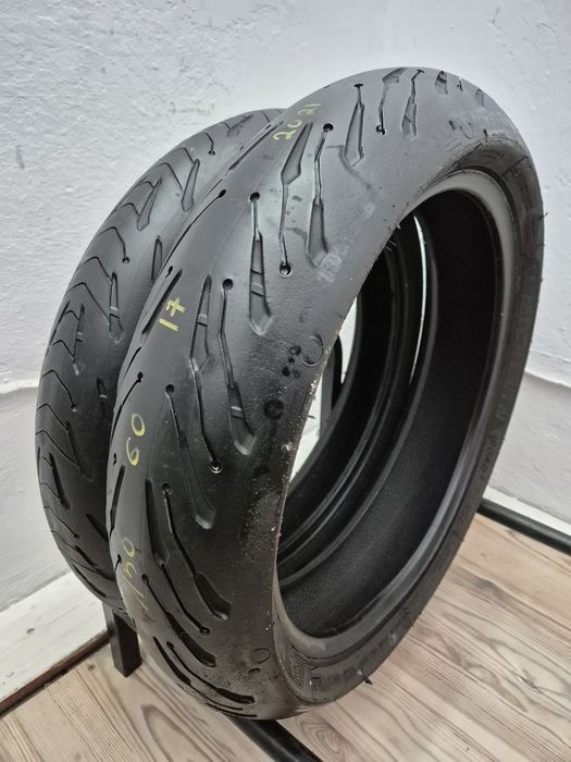 Set anvelope moto 110 70 17 cu 150 60 17 Michelin road 5 dot 2021