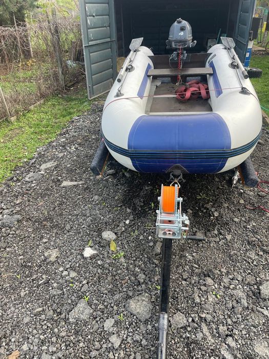 Лодка с мотор и твърдо дъно