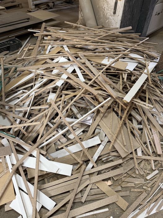 Дрова и опилка бесплатно