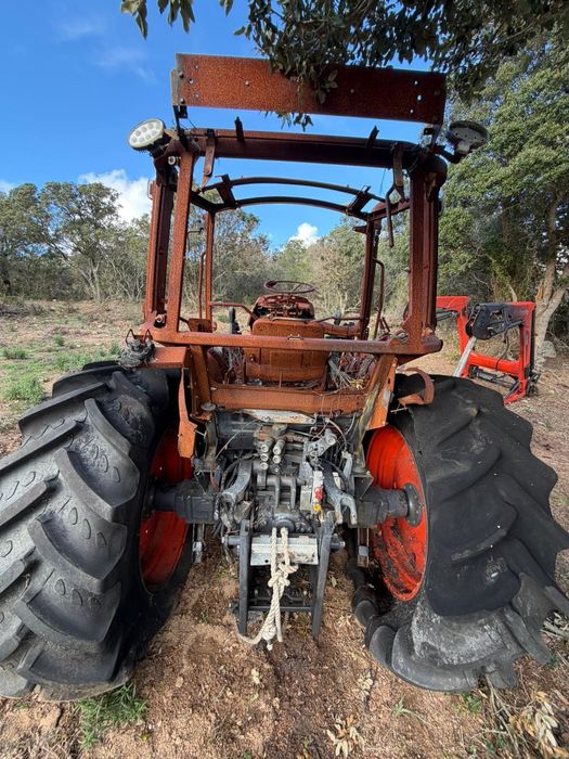Kubota M5-112 – pentru piese / avariat după incendiu

Vând tractor Kub