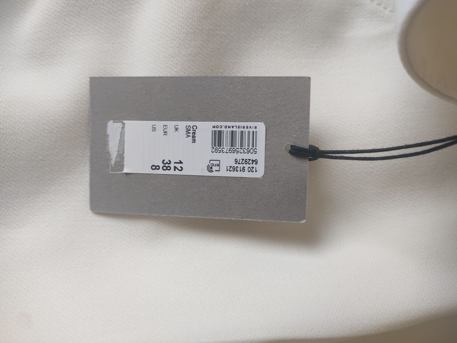 Марков дамски бял костюм.