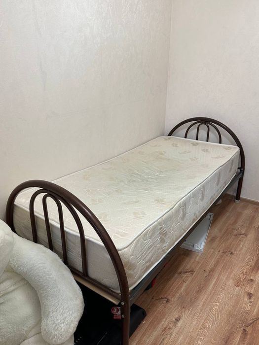 Продам кровать с матрасом