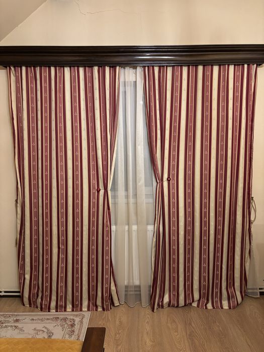 Draperii cu crin imperial