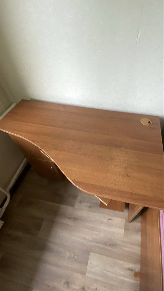 Стол для компьютера и 2 тумбочки