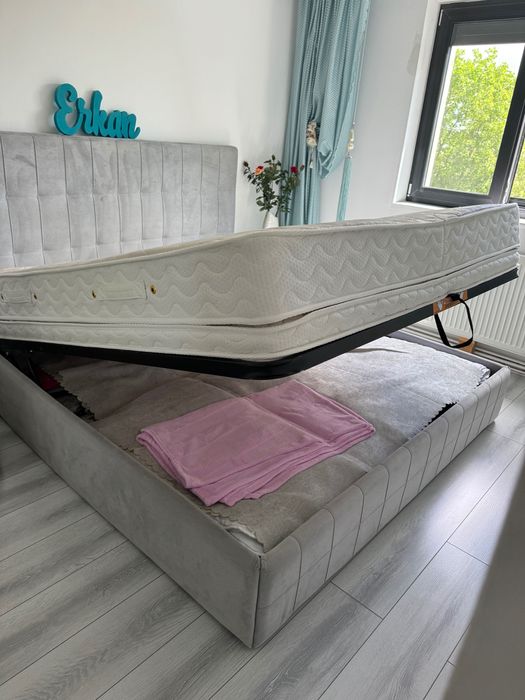 Pat tapițat cu somiera rabatabilă