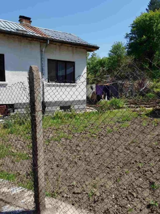 Продавам къща в село Габровица - 69км. от София