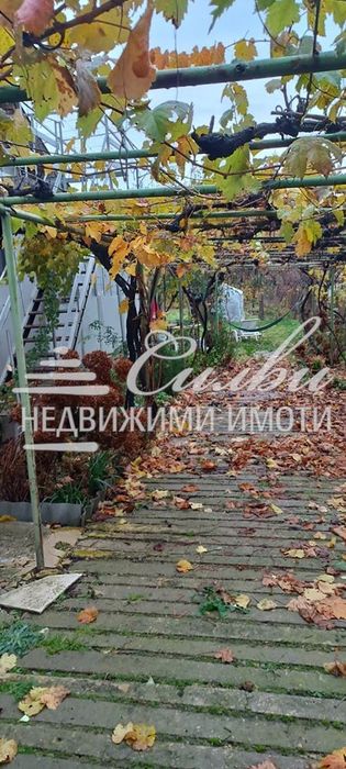 Двуетажна ТУХЛЕНА къща с ГАРАЖ - с. Мадара