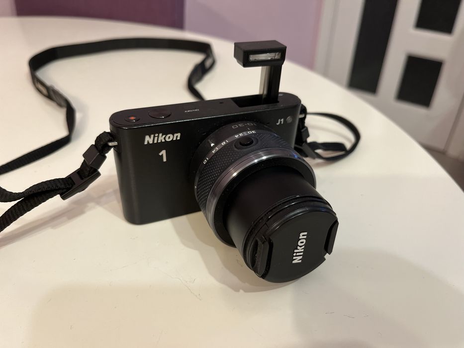 Фотоапарати Nikon J1 и J5 и обективи Nikkor 1 10-30 mm и 10-100 mm