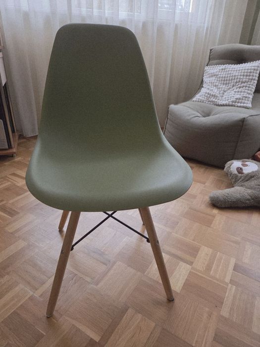 Продавам кухненски столове четири броя зелен цвят.
