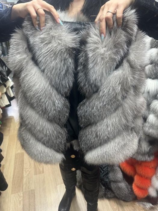 Vand haina din blana de vulpe argintie la 1499 lei