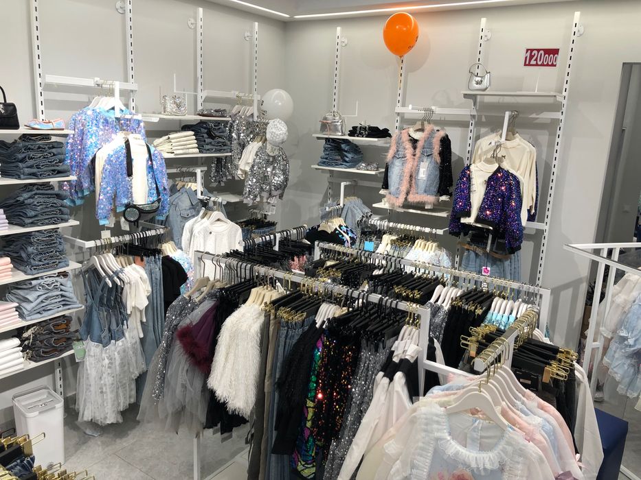 Qizlarga va ayollarga ishbor savdo hodimi lavozimida