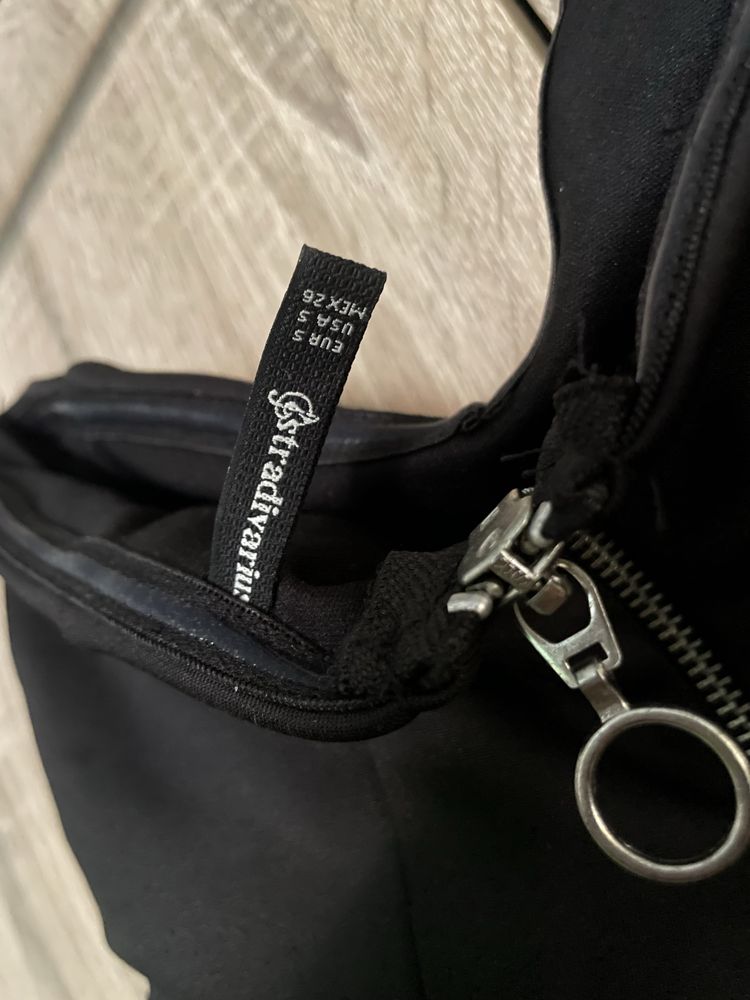Черна рокля Stradivarius