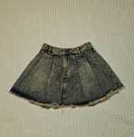 Fustă scurtă plisată din denim

Fustă modernă, scurtă, cu croială plis