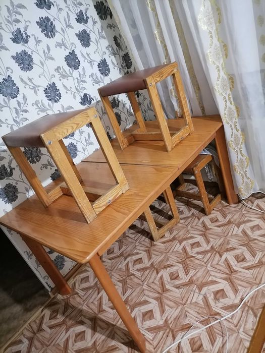 Стол стулья. Бу. 4 орындыгымен. Ортасы ашылады улкен болады.