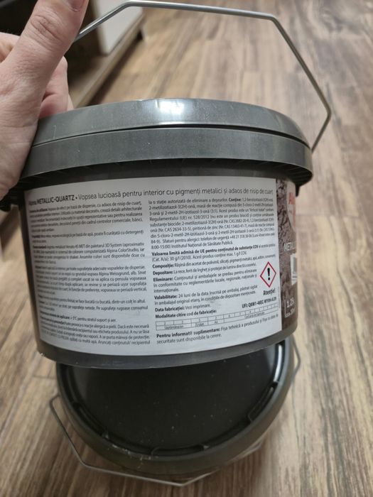 Vopsea cu pigmenti metalici