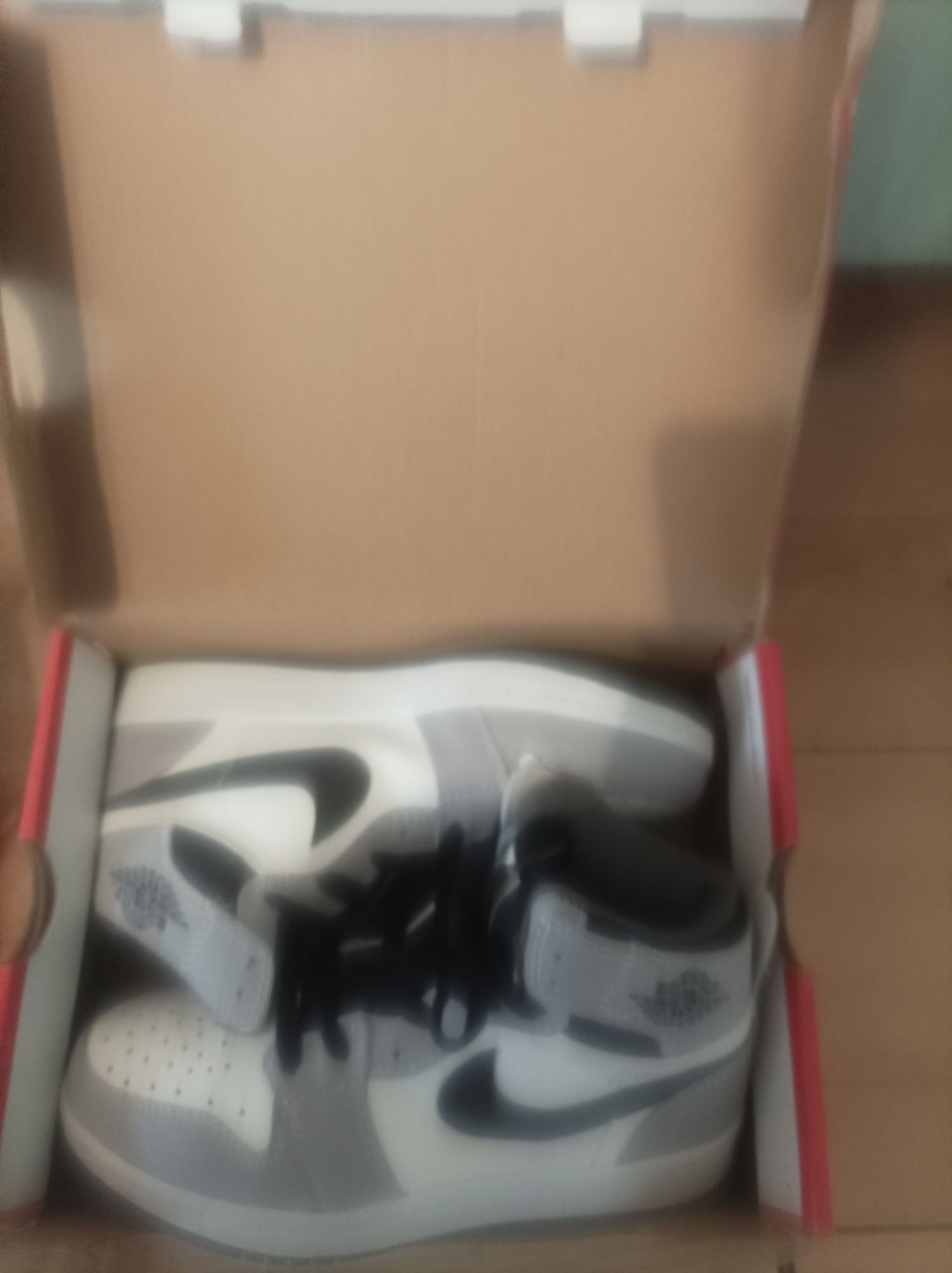 Adidași noicuetichetă