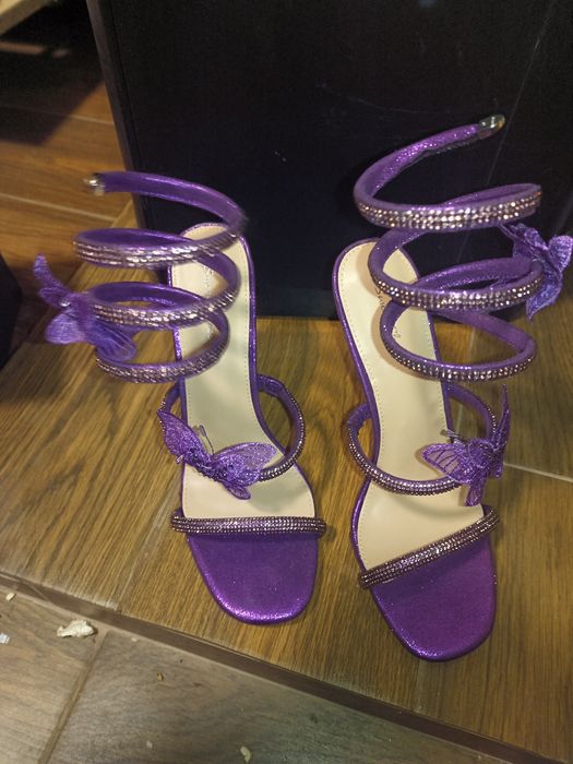 Vând sandale de ocazie