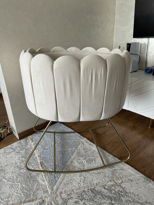 Манеж легко качается