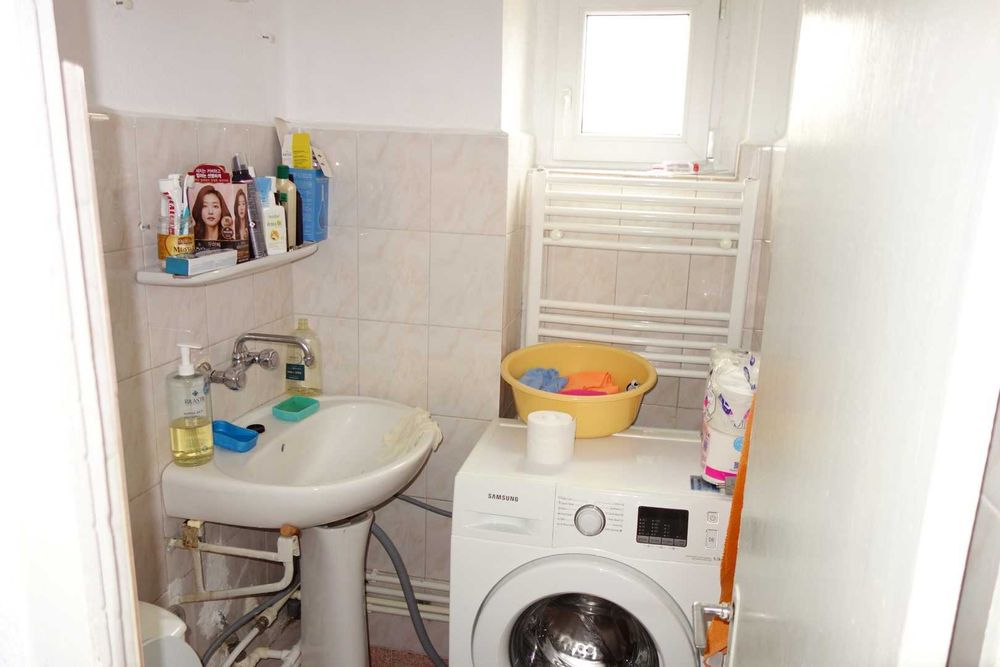 Apartament 3 camere, 2 bai, decomandat, central, langa piata