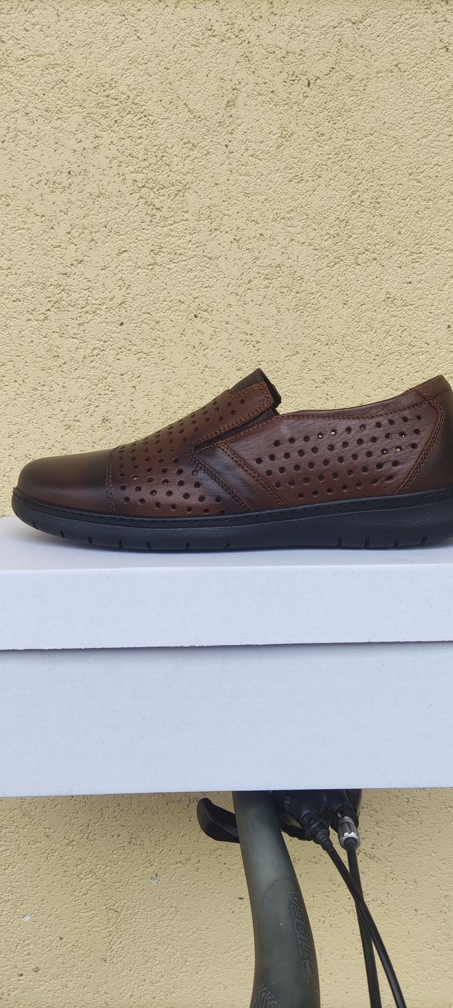 Vând pantofi din piele naturală de vară maro cu elastic