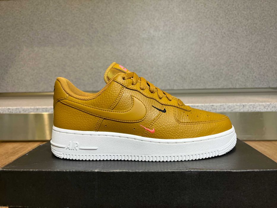 ОРИГИНАЛНИ *** Nike Air Force 1 '07 Leather / EssentiaL Mini Swoosh
