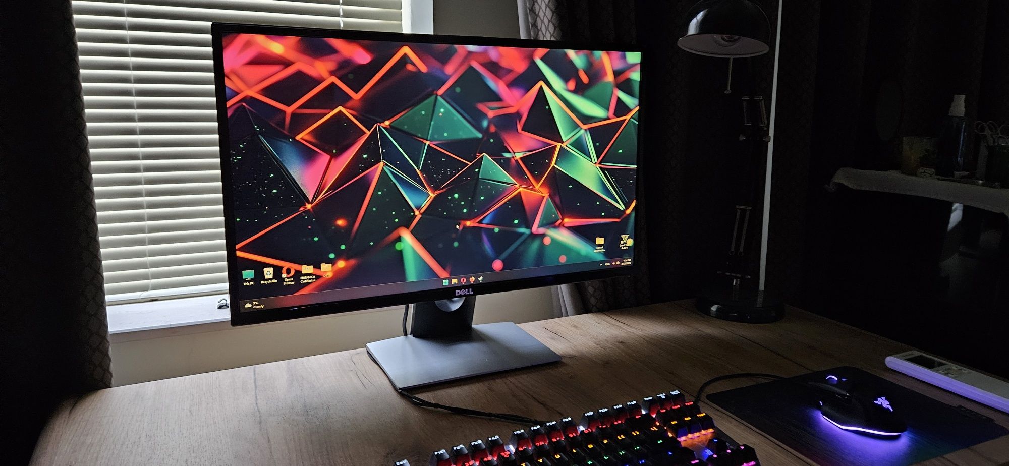Перфектен монитор Dell IPS - 27"