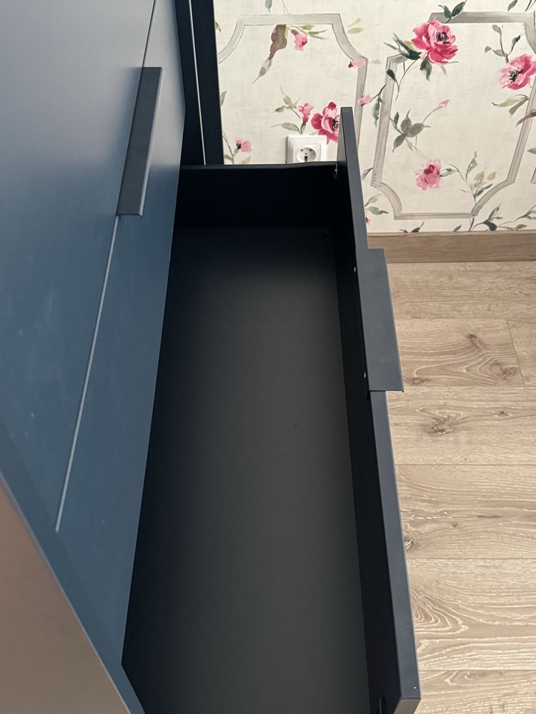 Комод IKEA темного синего оттенка