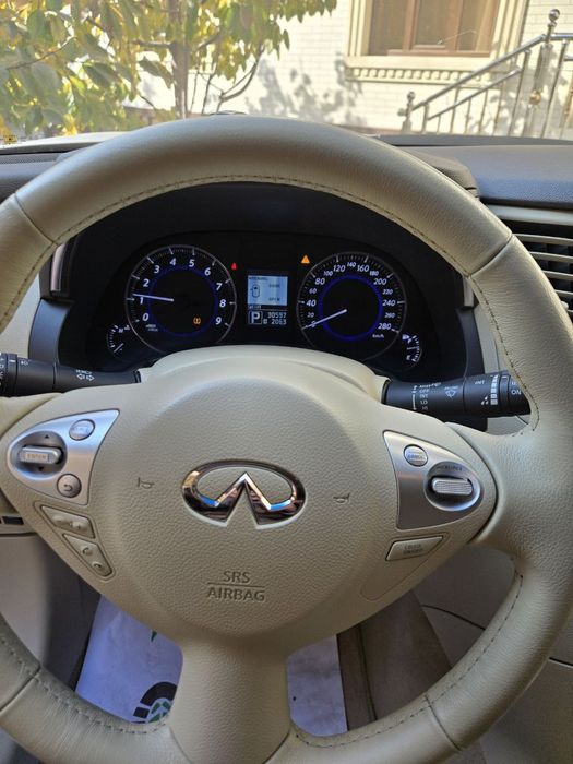 INFINITI  QX 70 sostoyanie kak novoe