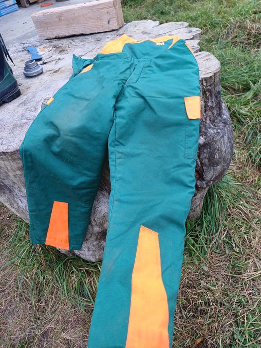 Vând cisme si pantaloni forestier